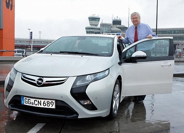 Mit dem elektrischen Opel Ampera in Berlin: Opel-Chef Nick Reilly fuhr mit dem Viersitzer, der Ende des nächsten Jahres auf den Markt kommt, zum Gipfeltreffen mit der Kanzlerin.